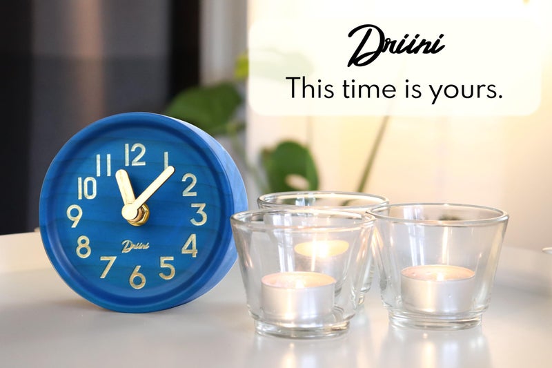 Driini ساعة سطح المكتب التناظرية الخشبية من Driini - 4.3 بوصة. تصميم على مدار الساعة من خشب الصنوبر المزخرف بدون علامة - ساعة عباءة صامتة سهلة القراءة - ساعات منضدية هادئة مع أيدي خشبية وغطاء بطارية؛ أزرق - Image 2
